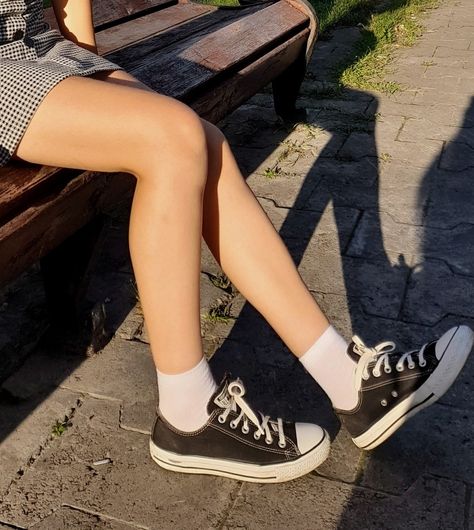 Converse Low Tops Aesthetic, Converse Shoes Womens Outfit, 2000s Converse Outfit, Goody Two Shoes Aesthetic, Low Chucks Outfit, Outfits With Low Top Converse, Short Converse Outfit, Converse Shoes Outfit Aesthetic, Low Top Converse Aesthetic