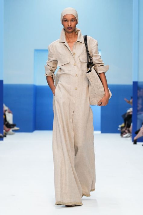 Max Mara Spring 2023, Spring Fashion Chic, Minimal Dress, Spring 2023 Ready To Wear, Style Désinvolte Chic, 2023 Ready To Wear Collection, Style Casual Chic, 2023 Ready To Wear, Elegante Casual