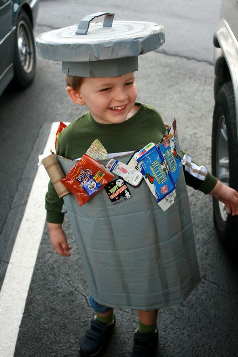 Recycled Costume, Train Costume, Recycled Costumes, Recycled Outfits, Costume Carnaval, Carnaval Costume, Book Day Costumes, Painted Pots Diy, Diy Costumes Kids