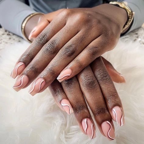 Brown Squiggle Nails, Nude Swirl Nail Designs, Nail Art Black Women, Nude Nails On Black Women, Squiggle Line Nails, Fall Gel X Nail Designs, Nude Pink Nails With Design, Squiggly Line Nails, Brown Swirl Nails