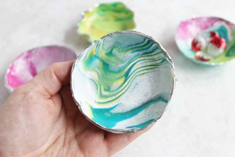 Learn how to make a trinket dish from oven bake clay! These marbled ring bowls make a great gift idea and are perfect for mom! Diy Oven Bake Clay, Marble Clay Ring Dish, Diy Trinket Dish, Diy Clay Rings, Alcohol Ink Glass, Bake Clay, Diy Dish, Oven Bake Clay, Clay Oven