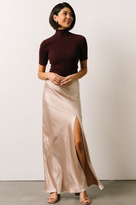 Long satin women skirt maxi best stylish silk skirt best trends outfit ideas ootd Silk Outfit Classy, Cream Skirt Outfit, Navy Silk Skirt, Silk Top Outfit, Slip Skirt Outfit, Silk Skirt Outfit, Long Satin Skirt, Long Silk Skirt, Satin Skirt Outfit