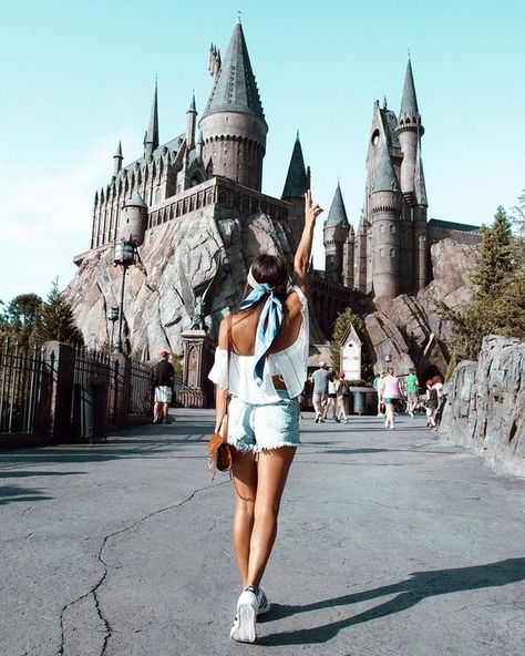 Universal Studios Outfit Winter, Universal Studios Outfits, Universal Studios Orlando Trip, Universal Hollywood, Universal Studios Outfit, The Cursed Child, Orlando Photos, Harry Potter Universal Studios, Disney Photo Ideas