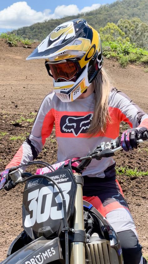 Dirt Bike Women, Motorcross Girls Dirt Bikes, Female Motocross, Dirt Scooter, Motocross Girls, Dirt Bike Helmets, Dirt Motorcycle, Dirt Bike Gear, Motocross Gear