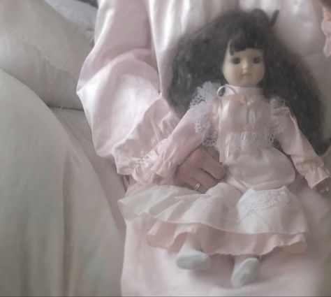 Creepy Cute Aesthetic, Sally Brown, Haunted Doll, Doll Aesthetic, Haunted Dolls, Angel Aesthetic, Pink Doll, Living Dolls, Doll Vintage