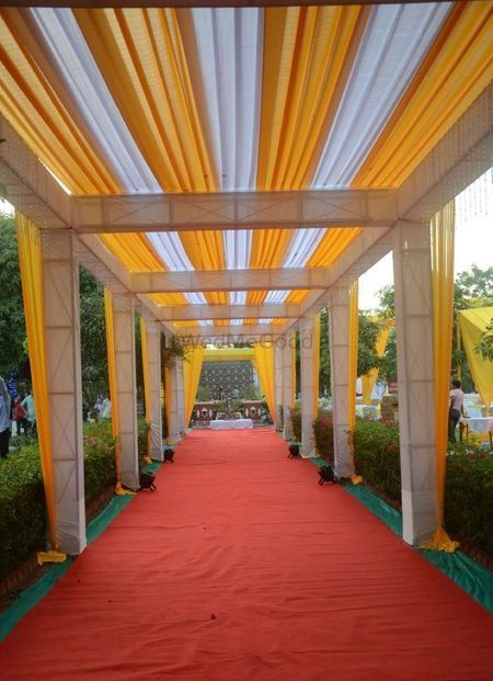 Photo By Yadav Tent House - Decorators Walkway Decor, Wedding Walkway, Mandap Decoration, Indian Wedding Decorations Receptions, Wedding Tent Decorations, Mandap Design, Themed Wedding Decorations, Street Wedding, Tent House