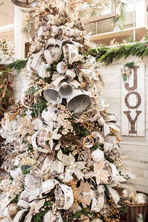 Christmas Tree Ideas Decorating, Christmas Tree Decoration Ideas, Woodland Christmas Tree, Tree Decoration Ideas, Christmas Tree Decorating Themes, Christmas Tunes, Tree Themes, Classic Christmas Tree, Elegant Christmas Trees