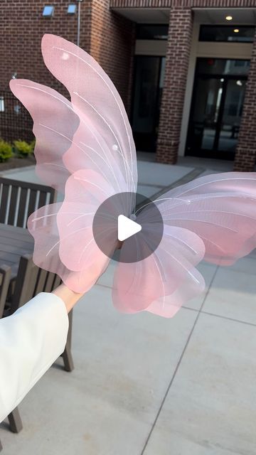 Butterfly Wings Diy, How To Make Butterfly, Diy Wings, Curly Hair Drawing, Candy Land Christmas Decorations Outdoor, Christmas Float Ideas, Easy Paper Flowers, Unicorn Crafts, Paper Flower Decor