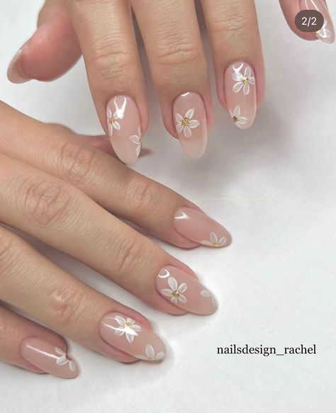 Bridal Nails French, Daisy Nail Designs, Leopard Nail Art Designs, Bridal Shower Nails, Manikur Kuku, Graduation Nails, Daisy Nails, Simple Gel Nails, Summery Nails