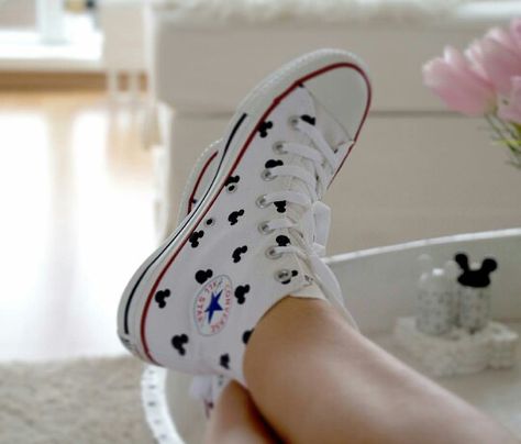 Mickey converse More Más Disney Converse, Mickey Mouse Shoes, Cute Converse, Converse Outfits, Converse Chucks, Curvy Petite Fashion, Disney Shoes, Kleidung Diy, Outfits With Converse