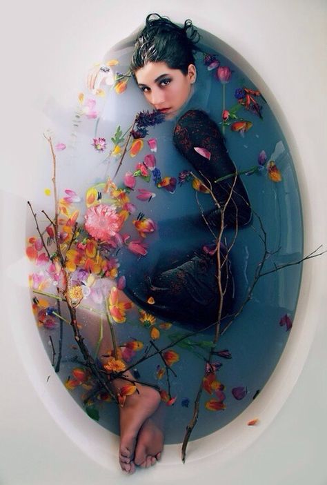 Girl In Bathtub of water & Flowers❤️ Photographie Art Corps, Milk Bath Photography, Wow Photo, Bath Photography, Flower Bath, Water Photography, Milk Bath, Poses References, Foto Art