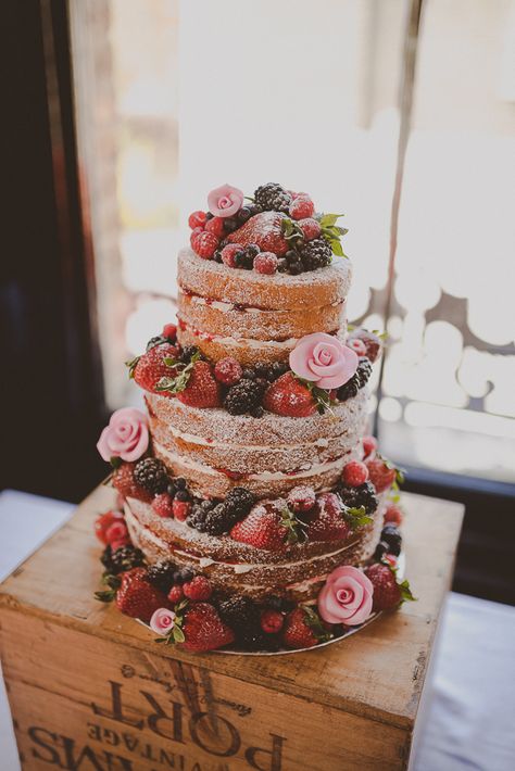 Naked Wedding Cake Ideas Sponge Bare Layer Victoria Berries Inspiration Flowers http://modernvintageweddings.com/ Berry Wedding Cake, Berry Wedding, Torte Cupcake, Naked Cakes, Victoria Sponge, Spring Wedding Flowers, Mary Berry, Whimsical Wonderland Weddings