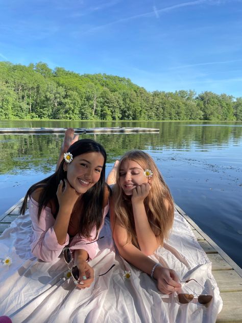 Pond Pictures With Friends, Lake Photoshoot Summer Friends, Lake Vacation Picture Ideas, Lake Pictures By Yourself Instagram, Bestie Lake Pics, Summer Photos With Bestie, Friend Lake Pictures, Cottage Pics With Friends, Lake Instagram Pictures With Friends