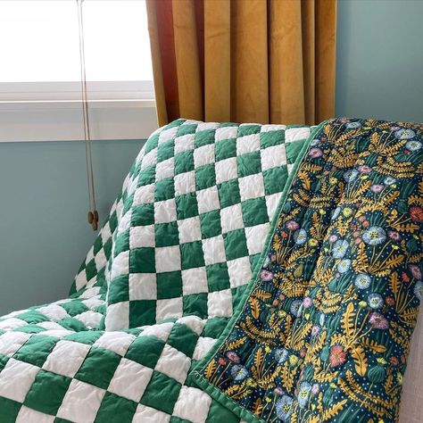 Checker Board Quilt, Checkerboard Quilt Pattern, Patchwork Squares Quilt, Green And White Quilt, Checkered Quilt Pattern, Quilts Beginners, Checker Quilt, Quilting Projects For Beginners, Aesthetic Quilts