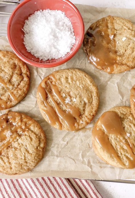 Salted Caramel Cookies Homemade Salted Caramel, Salted Caramel Cookies, Cranberry Orange Muffins, Cocoa Cookies, No Salt Recipes, Caramel Cookies, Oatmeal Chocolate Chip Cookies, Christmas Sugar Cookies, Homemade Caramel