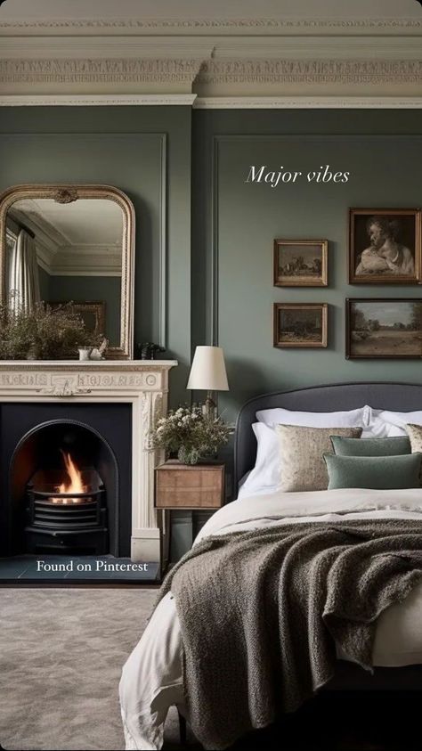 Bridgerton Inspired Bedroom, Victorian Modern Bedroom, Academia Bedroom Aesthetic, Blue And Green Bedroom, Bedroom Parisian, Forest Green Bedrooms, Modern Victorian Bedroom, Uk Bedroom, Warm Bedroom Colors