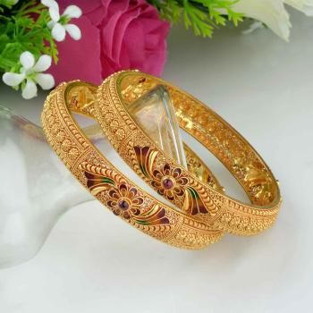 Gold Bangles Indian, Gold Bangles For Women, Gold Bangle Set, Gold Mangalsutra Designs, Gold Chain Design, Gold Necklace Indian Bridal Jewelry, Gold Bridal Jewellery Sets, Bracelets Design, The Bangles