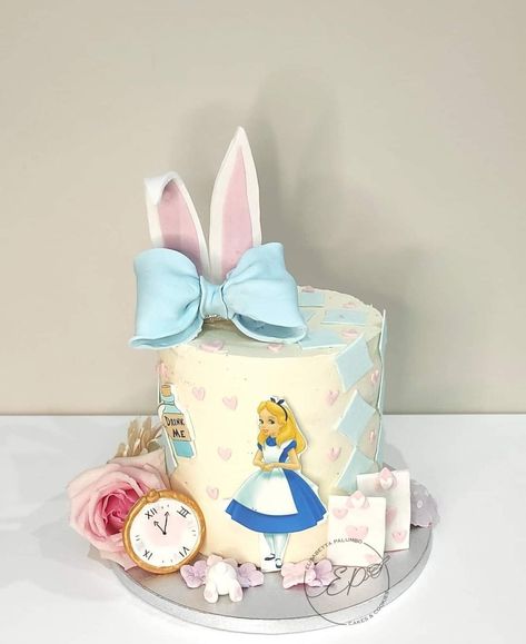 Birthday Cake Alice In Wonderland, Alice Birthday Party Wonderland, Alice In Wonderland Cake Simple, Alice Wonderland Cake, Alice In Wonderland Themed Food, Alice In Wonderland Cake Ideas, Alice In Onederland Cake, Alice In Wonderland Birthday Cake, Alice In Wonderland Cake