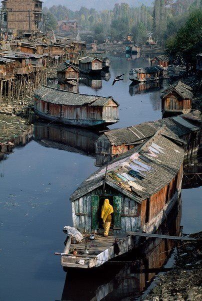 See Houseboats in China Foto Langka, Steve Mccurry, Small Houses, Bhutan, Fotografi Potret, Incredible India, Mongolia, India Travel, Ponds