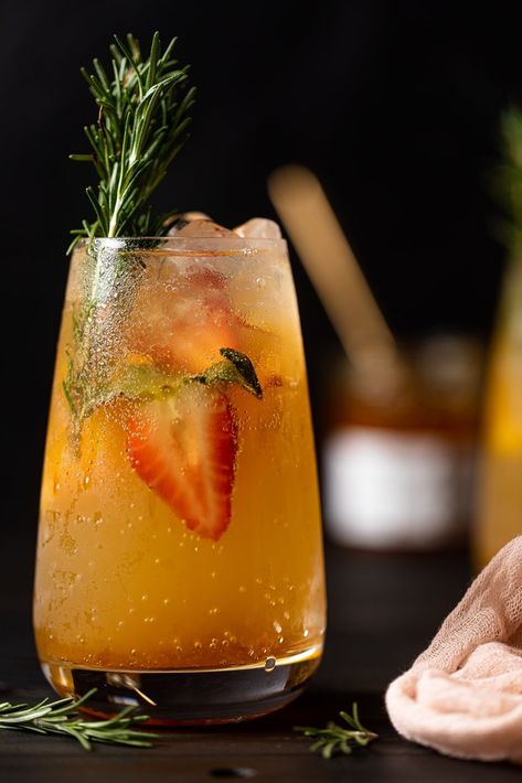 Asian Mocktails, Healthy Alcohol, Ginger Beer Cocktail, Ginger Drink, Alcohol Free Drinks, Beer Cocktails, Mocktail Recipe, Ginger Beer, Non Alcoholic Drinks