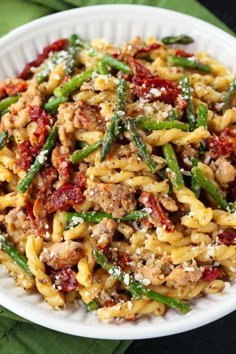 Pasta Recipes White Wine, Sausage Asparagus Pasta, Gemelli Pasta Recipes, Leftover Corned Beef Recipes, Sausage And Asparagus, Asparagus On The Grill, Asparagus Pasta Recipes, Gemelli Pasta, Grilled Asparagus Recipes