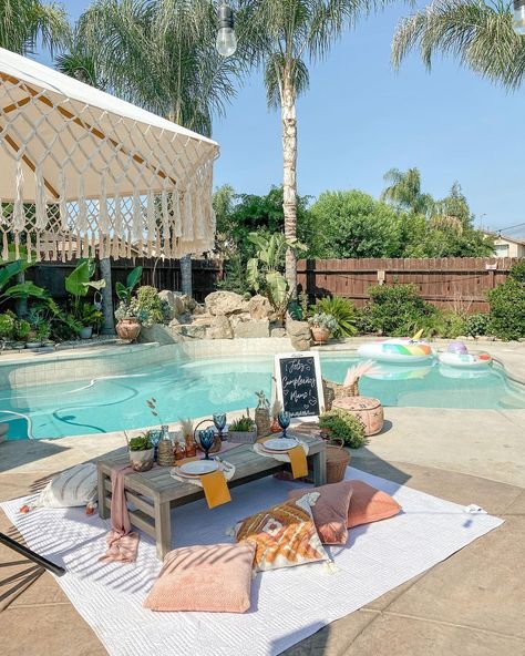 Poolside Birthday Decor, Pool Party Picnic, Pool Picnic Ideas, Outdoor Pool Party Decorations, Brunch By The Pool, Poolside Brunch Ideas, Pool Side Brunch, Pool Brunch, Airbnb Photoshoot