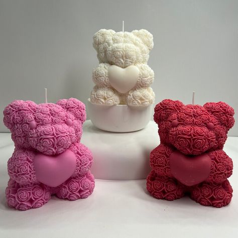 Hello in ELO candle! Let yourself be embraced by tenderness with our Rose bear candle, handcrafted with soy wax to add a cozy, cuddly touch to your space. Candle Details: 🕯️Adorable Teddy Bear: Each candle is a small teddy bear, lovingly sculpted and surrounded by rose petals, creating a unique and charming piece. 🕯️Soft Soy Wax: The candle is made with soft, natural soy wax, providing a warm light and delicate aromatic experience, like a cozy hug. 🕯️Loving Craftsmanship: Each candle is hand poured with love and attention to detail, ensuring each Rose bear candle is unique and special. 🕯️SIZES 📏 This Candle gift can fit almost anywhere with its ideal size! The dimensions of this  candle are approximately: Width: 4.5' IN Height: 5' IN  Versatile Uses: Charming Decoration: Add a touch o Valentines Day Coquette, Cute Bear Cake, Teddy Bear Candle, Room Decor Handmade, Heart Cartoon, Diy Candles Homemade, Coquette Room Decor, Bear Candle, Small Teddy Bears