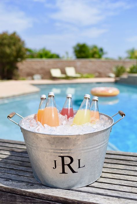 DIY monogram ice bucket with vinyl and Cricut machine. Personalize your ice bucket for parties and entertaining in just 10 minutes! This personalized ice bucket also makes a great birthday or wedding gift! Diy Ice Bucket Ideas, Ice Bucket Ideas, Monogram Crafts, Diy Ice Bucket, Wedding Streamers, Wedding Guest Gift Bag, Tooth Party, Diy Bridal Party, Guest Gift Bags