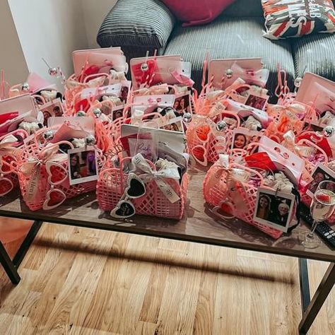 JELLY BAGS AT THE READY 💍🫶🏼💗 We love how @hollysc1992 jelly bags were styled! 👏🏼 FYI? They’re the ULTIMATE hen party gift bag this 2024! And, with seven sumptuous colours to choose from, the only issue you’ll face is which shade to order them in! 📸: @hollysc1992 Hen Party Gift Bags, Hen Do Party Bags, Jelly Bags, Hen Party Bags, Hen Party Gifts, Jelly Bag, Party Gift Bags, Hen Do, Hen Party