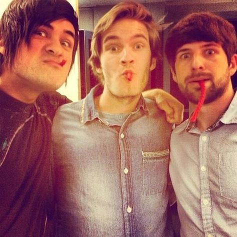 Anthony and Ian from Smosh with Pewdiepie. Pewdiepie Jacksepticeye, Felix Pewdiepie, Felix Kjellberg, Marzia Bisognin, Smosh Games, Anthony Padilla, Youtube Gamer, Brighton Uk, Tyler Oakley