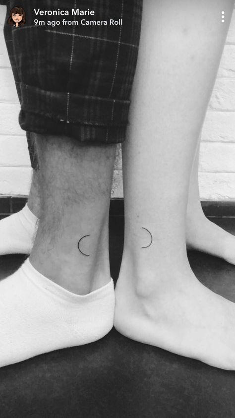 Couple Tattoos Geometric, Connecting Tattoos, Simple Line Tattoo, Partner Tattoos, Minimal Tattoo Ideas, Twin Tattoos, Surf Tattoo, Circle Tattoos, Discreet Tattoos