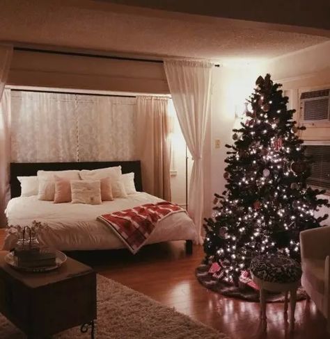 cozy christmas Holiday Room, Christmas Decorations Bedroom, Christmas Room Decor, Christmas Bedroom, Christmas Room, Merry Little Christmas, Bedroom Aesthetic, Christmas Aesthetic, Cozy Christmas