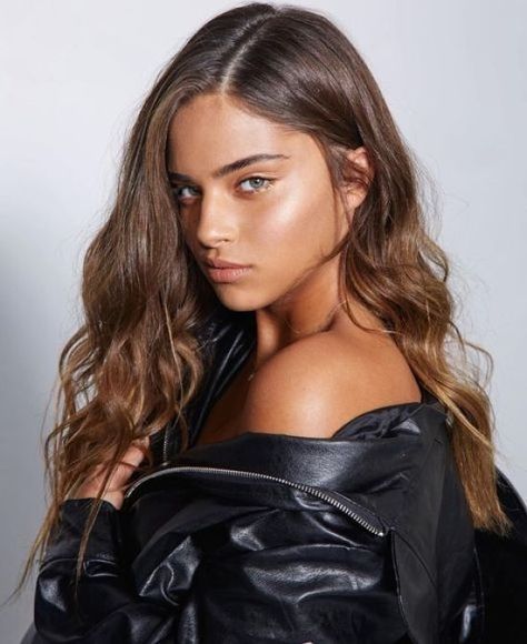 15 Fabulous Hair Highlights Looks Perfect For Fall - Society19 Noa Kirel, Straight Eyebrows, Makeup Tip, Costume Noir, Honey Blonde Highlights, Smink Inspiration, Light Hair Color, Auburn Hair, Dark Brown Hair