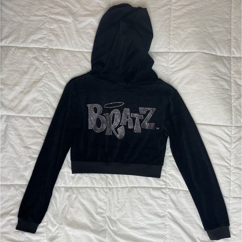 Nwt Dolls Kill X Bratz- Dark Keep It Glossy Hoodie With Bedazzled Bratz Logos. I Have Matching Pants That I Will Be Listing Separately Soon. There Is Also A Listing With Pics For The Set Of The Hoodie & Pants Available On My Profile. Please Note: Please See The Last Photo For Noted Flaws. - Nwt - Size Small / S - Silver Faux Diamond “B” Zipper On The Jacket - Please See The Last Photo For The Fraying Of The Right Hoodie String Please Feel Free To Ask Any Questions! Bratz Hoodie, Bratz Merch, Estilo Bratz, Bedazzled Hoodie, Y2k Soft, Hoodie Y2k, Hoodie Pants, Rhinestone Top, Matching Pants