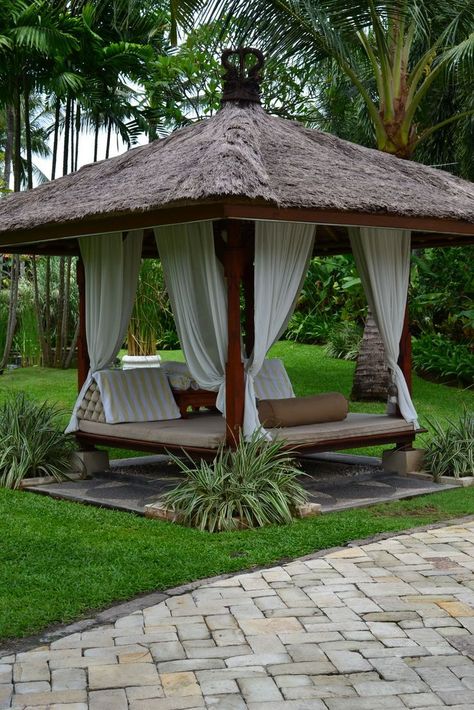 Bali Huts Gazebo, Bali Hut Ideas, Bali Backyard Ideas, Bali Pergola, Bamboo Huts Ideas, Garden Hut Ideas, Hut Design Ideas, Gazebo Taman, Taman Bali