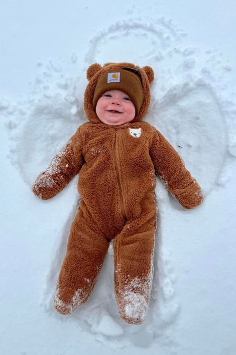 baby snow picture Snow Baby Pictures, Winter Baby Pictures, Snow Family Pictures, Snow Picture, 6 Month Baby Picture Ideas, Baby Milestones Pictures, Baby Christmas Photos, Baby Pictures Newborn, Baby In Snow