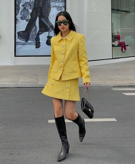 Yellow Dress Work Outfit, Chanel Airport, Yellow Style, Yellow Fashion, Office Fashion, Hijab Fashion, Rihanna, Stylish Outfits, What To Wear