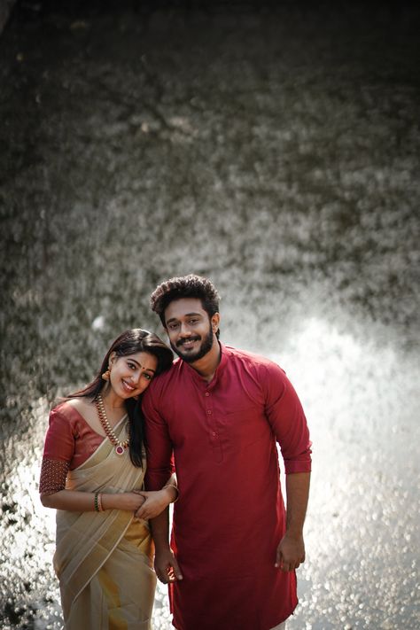 Temple shoot Wedding Mojito, Vadivel Photos, Temple Shoot, Couple Dressing, Temple Indian, Pose Wedding, Pre Wedding Photoshoot Props, Family Photoshoot Poses, Pre Wedding Photoshoot Outfit