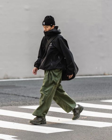 Japan Gorpcore Style, Men’s Fashion Gorpcore, Hoka Mens Outfit, Men Windbreaker Outfit, Gorpe Core Fashion, Gorp Core Men, Gorpcore Mens Outfits, Korean Gorpcore, Arcteryx Outfit Street Styles