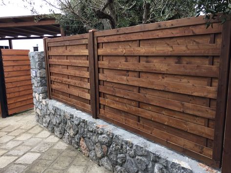 Unique Fence Ideas, Good Neighbor Fence, Green Wall Garden, Privacy Fence Landscaping, Diy Backyard Fence, Deck Railing Ideas, Diy Privacy Fence, Wood Fence Design, Modern Fence Design