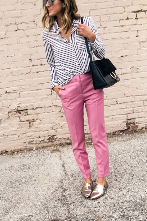 How To Wear Pink Trousers Pink Trousers Outfit, Pink Jeans Outfit, Pink Pants Outfit, Workwear Outfits, Look Rose, Pink Trousers, Pants Women Fashion, Pink Jeans, Casual Work Outfits