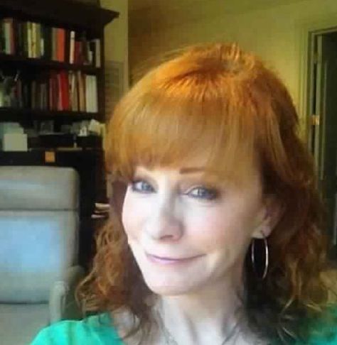 Her selfies and natural hair >>> Reba Mcentire Selfie Picture, Celeb Selfies, Makeup Tips For Redheads, Best Country Singers, Star Trek Images, Reba Mcentire, Alan Jackson, Beautiful Angel, Country Music Artists