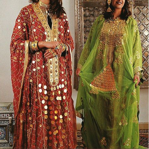 Kuwait Traditional Clothes, Traditional Arabic Clothing, Kuwait Traditional, Aerobic Outfits, Arab Dresses, Arabian Costume, Arabic Clothing, Middle Eastern Fashion, Henna Night