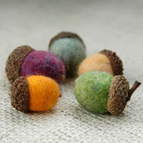 Felted Wool Acorns, Tovad Ull, Felted Acorns, Acorn Ornaments, Acorn Crafts, Needle Felting Diy, Felted Wool Crafts, Zucca Halloween, Needle Felting Tutorials