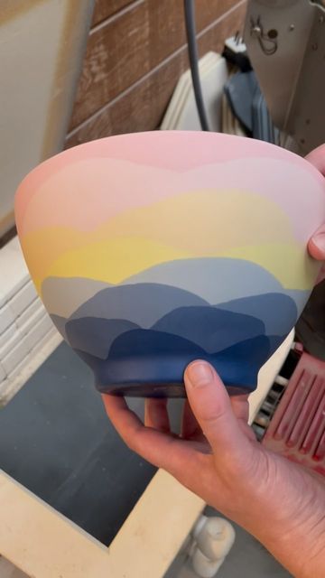 Diy Bowl Painting Ideas, Sunrise Pottery Painting, Underglaze Designs Ceramic Art, Paint Bowls Ideas, Soup Bowl Painting Ideas, Diy Ceramic Bowl Painting, Paint Your Own Bowl Ideas, Cute Bowl Designs Painted, Painting A Bowl Ideas