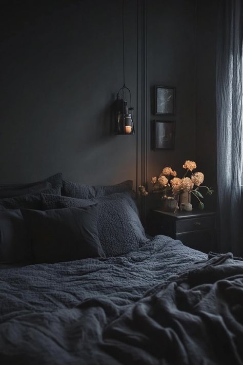 Cozy Black Bedroom, Dark Bedroom Ideas Cozy, Bedroom Ideas Industrial, Dark Cozy Bedroom Ideas, Bedroom Ideas Apartment, Winter Bedroom Decor, Dark Gray Bedroom, Dark Cozy Bedroom, Good Interior Design