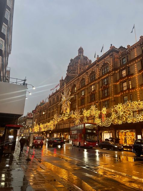 London During Winter, England Christmas Aesthetic, Winter Wonderland Aesthetic London, Christmas Aesthetic London, Christmas In London Outfits, British Christmas Aesthetic, Red Winter Aesthetic, London Winter Aesthetic, Christmas Copenhagen