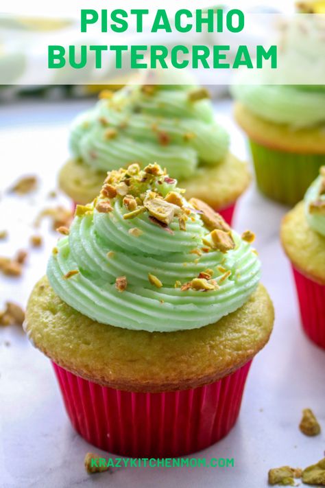 Moose Dessert, Light Cupcakes, Pistachio Buttercream, Basic Cupcake Recipe, Pistachio Cupcakes, Quick And Easy Sweet Treats, Pudding Cupcakes, Pistachio Recipes, Fluffy Light