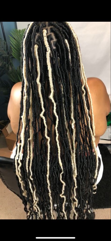 Faux Locs Styles Blonde And Black, Black And Blonde Distressed Locs, Black Faux Locs With Blonde Highlights, Faux Locs Styles Blonde, White And Black Locs, Black And White Faux Locs, Soft Locs With Blonde, Black And Blond Locs, Blonde And Black Faux Locs