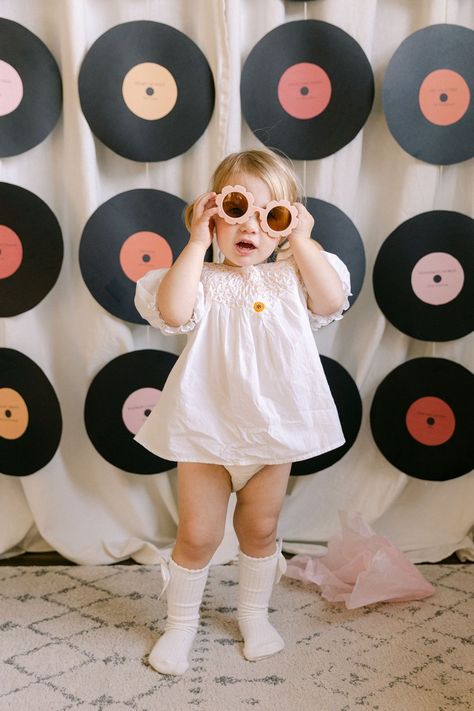 Two Groovy Daisy Party, Two Groovy Photoshoot, Groovy Birthday Party Outfit, Two Groovy Birthday Party, Two Groovy Birthday, Diy Record, Groovy Birthday Party, Retro Birthday Parties, Turtle Birthday Parties